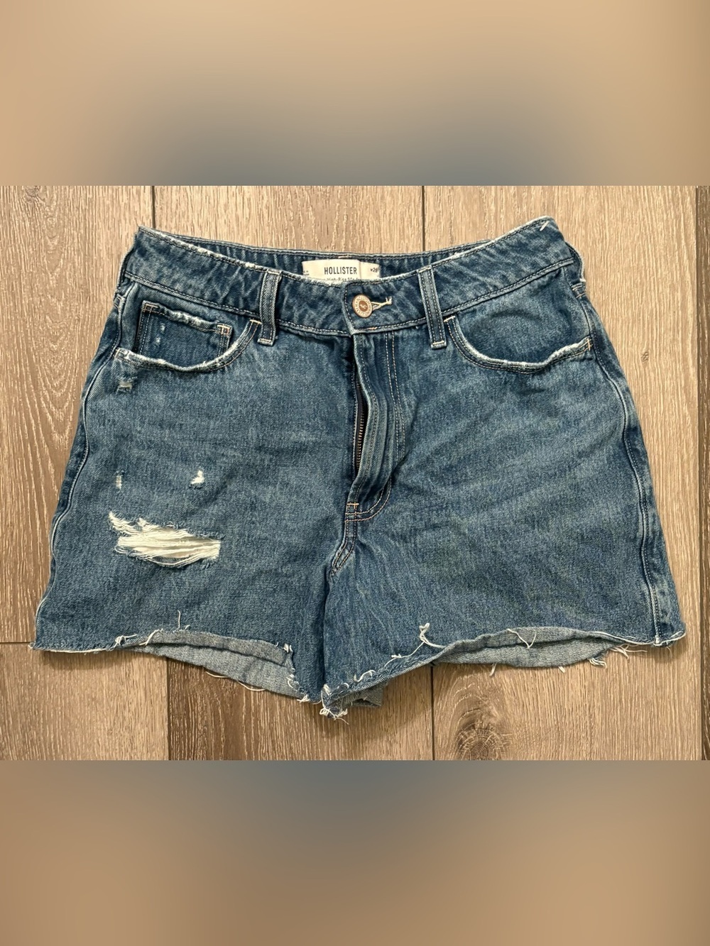 Hollister Ultra High-Rise ’90s Distressed Denim Shorts W28